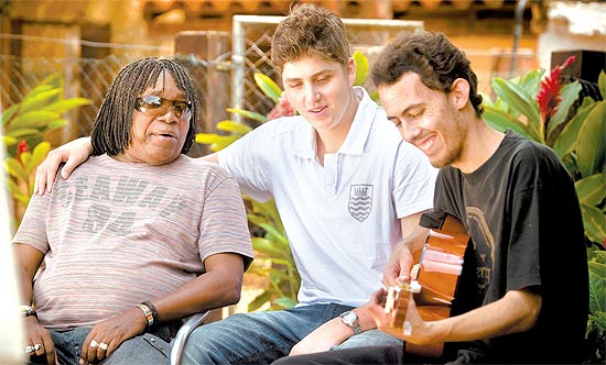 Milton Nascimento ao lado dos msicos Ismael Tiso Jr., 24, ( dir.) e Bruno Cabral, 19, que participam do seu novo disco