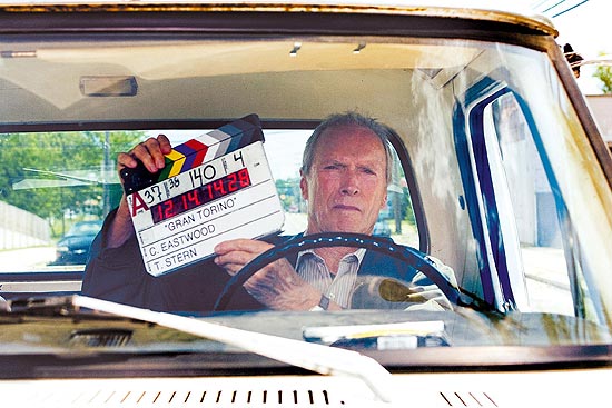 Texto: Cinema: o ator e cineasta Clint Eastwood bate a claquete para dirigir a si mesmo em 