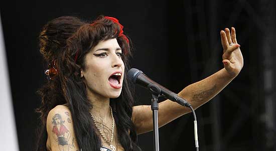 A cantora Amy Winehouse se apresenta em Chelmsford (Inglaterra) em agosto de 2008
