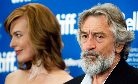 O ator Robert De Niro ( direita) com a atriz Milla Jovovich no Festival de Toronto