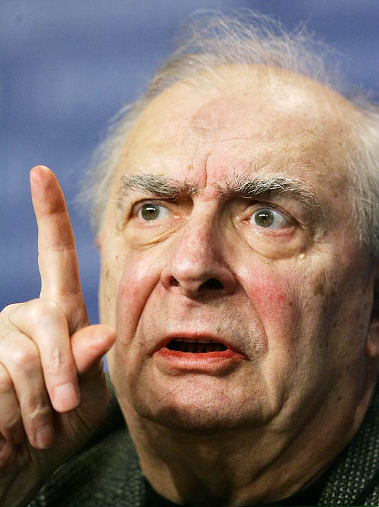 French director Claude Chabrol gestures during news conference to present his film 'L'Ivresse du Pouvoir' (Comedy of Power') running out of competition at the 56th Berlinale International Film Festival in Berlin in this February 16, 2006 file photo. Chabrol, one of France's most eminent film directors and a pioneer of the influential New Wave style that revolutionised French cinema, died on September 12, 2010 at the age of 80, the association of film directors said. Picture taken February 16, 2006. REUTERS/Arnd Wiegmann/Files (GERMANY - Tags: ENTERTAINMENT SOCIETY HEADSHOT OBITUARY) 