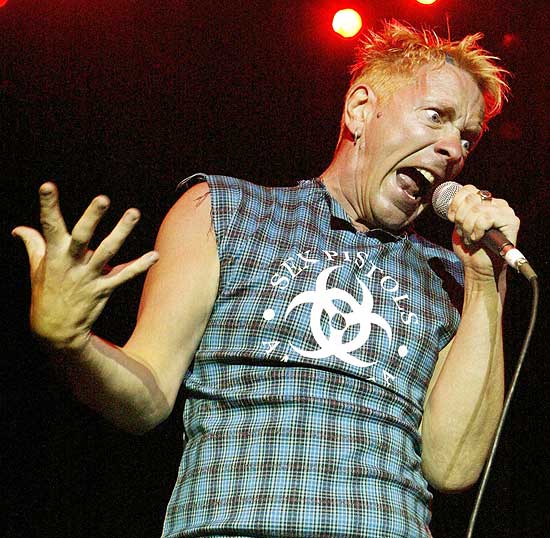 O cantor John Lydon, conhecido como Johnny Rotten, durante show dos Sex Pistols em Boston, nos EUA