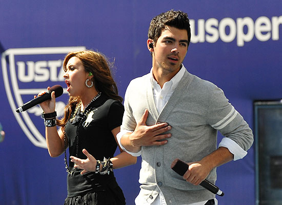 Joe Jonas e Demi Lovato em show 