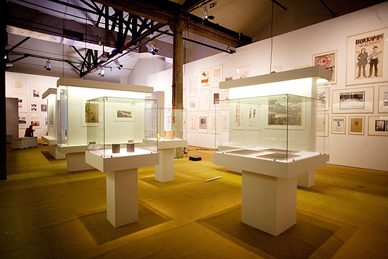 Montagem da exposicao "A Revoluo Somos Ns", do artista alemo Joseph Beuys, no Galpo do Sesc Pompeia, em So Paulo