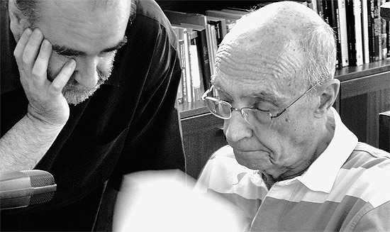 O ensasta espanhol Fernando Gmez Aguilera ( esq.) e Jos Saramago na biblioteca do Prmio Nobel de Literatura na ilha de Lanzarote, em 2007