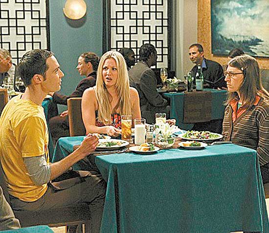Sheldon (Jim Parsons), Penny (Kaley Cuoco) e Amy (Mayim Bialik) no primeiro episdio da nova temporada