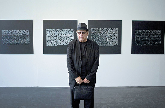 Joseph Kosuth em frente  sua obra na Bienal