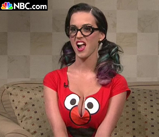 A cantora Katy Perry usa blusa com decote no "Saturday Night Live"