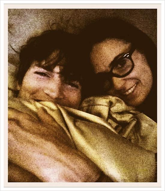 Demi Moore e Ashton Kutcher na cama em foto postada pela atriz em seu Twitter