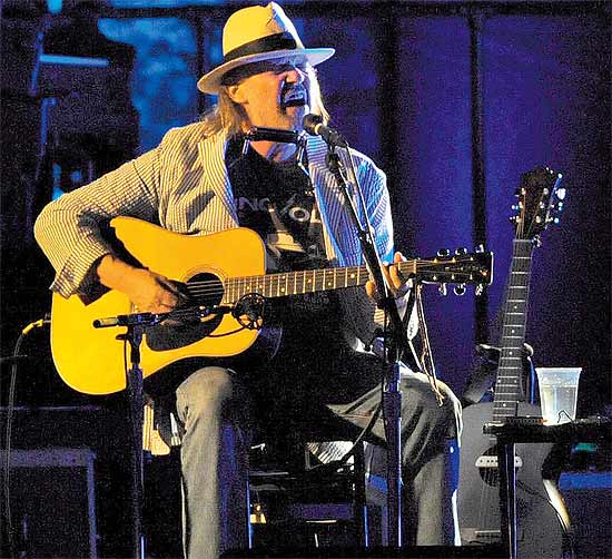 O cantor Neil Young durante show na semana passada em hotel na Flrida