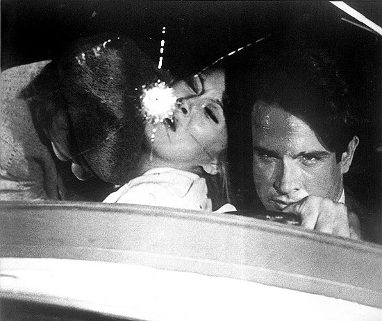 Os atores Faye Dunaway e Warren Beatty em cena do filme "Bonnie and Clyde - Uma Rajada de Balas" (1967)