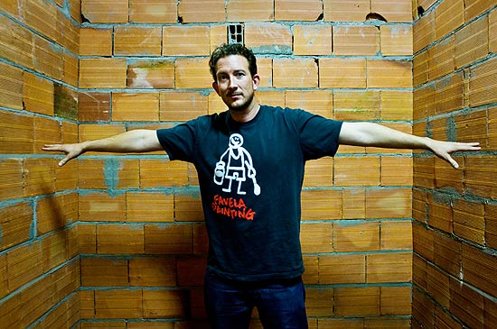 O artista plstico Dre Urhahn, que idealizou com Jeroen Koolhaas o projeto "Favela Painting" em um dos terreiros da Bienal