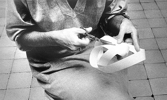 Registro da performance "Caminhando", feita por Lygia Clark em 1963, em que a prpria artista recorta fita de papel