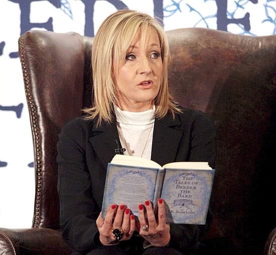 A escritora inglesa J.K. Rowling durante evento de lanamento em que leu trechos de novo livro para crianas