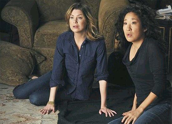 Meredith (Ellen Pompeo) e Cristina (Sandra Oh) em cena da nova temporada de "Grey's Anatomy"