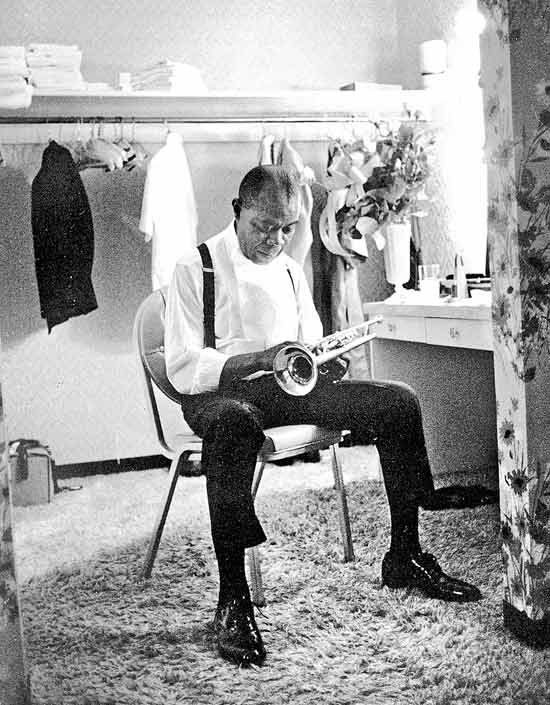 O msico Louis Armstrong em camarim em Las Vegas, em 1971