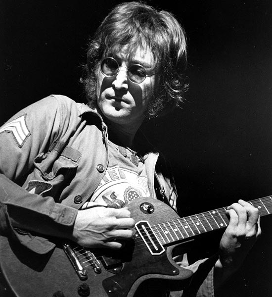 John Lennon, em foto de arquivo durante apresentao em 1972, em Nova York