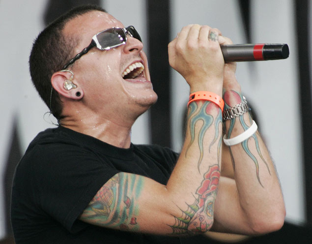Chester Bennington, vocalista da banda Linkin Park, durante o Live 8 Concert, show na Philadelphia (EUA)