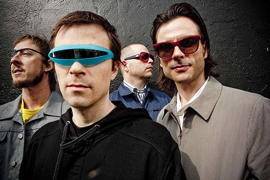Os integrantes da banda Weezer, que recebeu proposta de fs para parar de tocar em troca de US$ 10 milhes