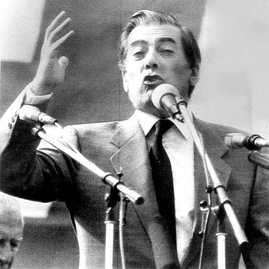 O escritor Mario Vargas Llosa anuncia, em 1990, sua candidatura  Presidncia do Peru