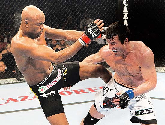 Anderson Silva, o principal lutador do Brasil, golpeia Chael Sonnen na disputa pelo cinturão, em agosto de 2010