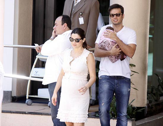 O casal de atores Flvia Alessandra e Otaviano Costa, com a filha Olvia nos braos, deixando a maternidade