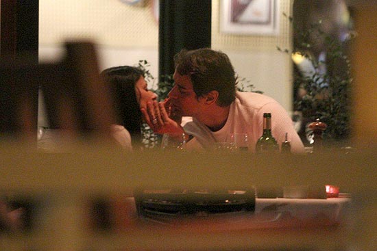 Marcello Antony e sua nova namorada trocam carinhos em restaurante no Rio 