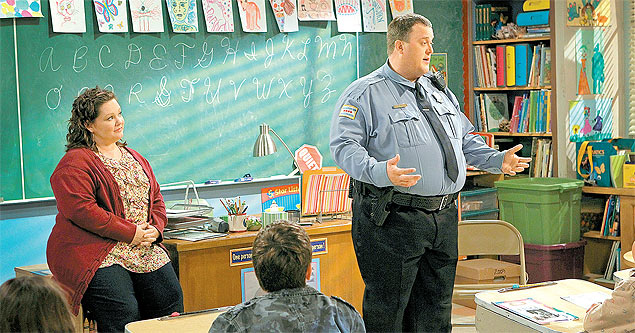 Mike (Billy Gardell),  dir., fala para alunos de Molly (Melissa McCarthy), no episdio de estreia da comdia