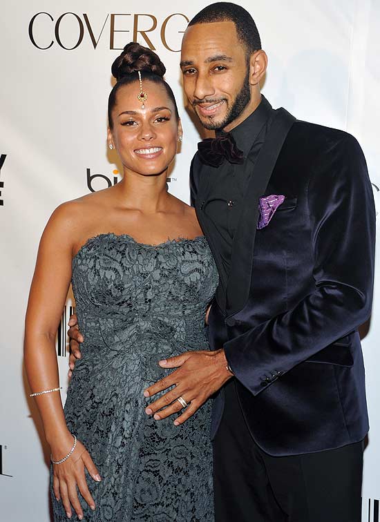 A cantora Alicia Keys, grávida, com o marido Swizz Beatz