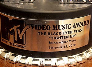 O troféu recebido pela banda Black Keys da MTV, grafado erroneamente com o nome do grupo Black Eyed Peas