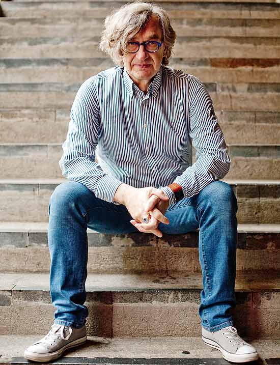 O cineasta alemo Wim Wenders na escadaria do Masp