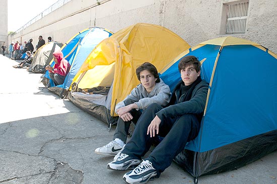 Fs acamparam na frente do Estdio do Pacaembu para comprar ingressos para o show de Paul McCartney
