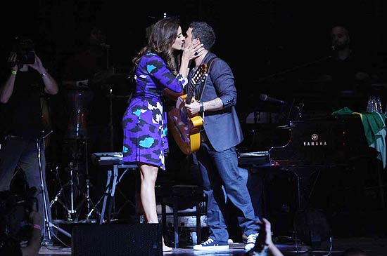 A cantora Ivete Sangalo beija Alejandro Sanz durante show no Credicard Hall, em SP; ela nega que o beijo tenha sido selinho