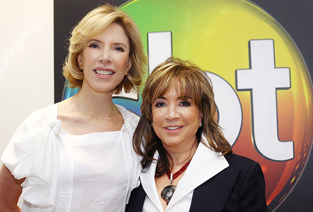 Íris Abravanel (à dir.) com a jornalista Marília Gabriela, na gravação do programa "De Frente com Gabi" de domingo
