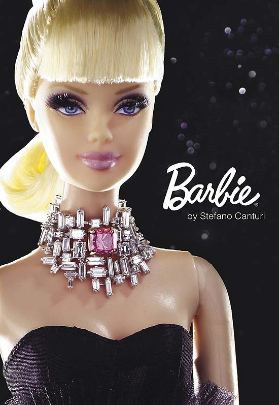 Barbie com colar com diamante cor-de-rosa foi vendida por US$ 302.500 