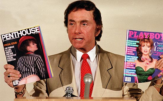 Em foto tirada em 1986, Bob Guccione segura as revistas Penthouse e Playboy; o ex-editor morreu ontem aos 79 anos.