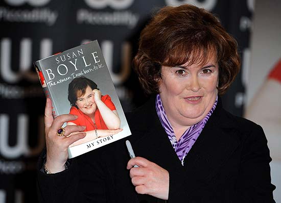 Cantora britnica Susan Boyle com seu livro autobiogrfico, "The Woman I Was Born to Be"