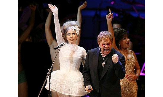 Lady Gaga e Elton John durante performance; cantora  a madrinha de seu filho
