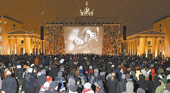 Exibio de "Metrpolis", de Fritz Lang, no Festival de Berlim deste ano, que reuniu cerca de 2.000 pessoas no porto de Brandemburgo, na Alemanha
