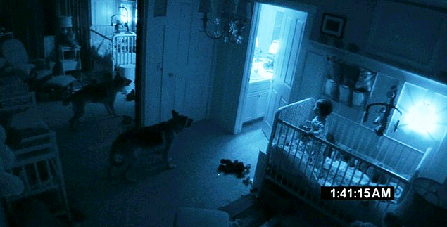 Cena do filme "Atividade Paranormal 2", que mostra imagens de uma casa registradas por câmeras de segurança
