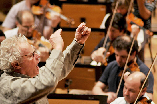 O regente Yan Pascal Tortelier ensaia a Orquestra Sinfonica do Estado de So Paulo (Osesp) na sala So Paulo