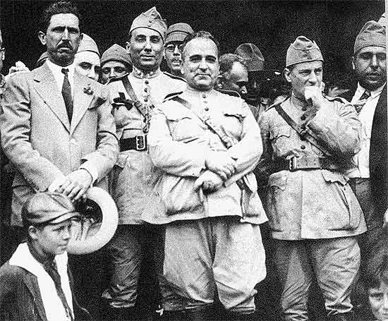 Getúlio Vargas (centro) durante a Revolução de 1930, que deu fim ao comando político das oligarquias rurais