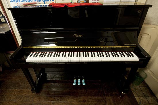 Um dos pianos recebidos para um concurso de pianistas e que ser doado  UFRJ