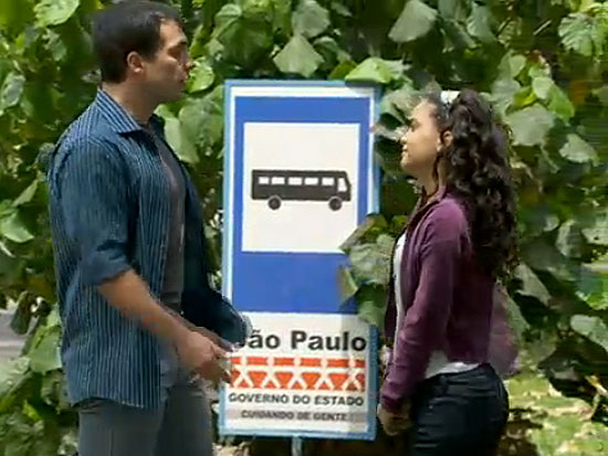 Em uma cena da ltima sexta, Diogo (Daniel Boaventura) deixa Kelly (Carol Macedo) em ponto de nibus