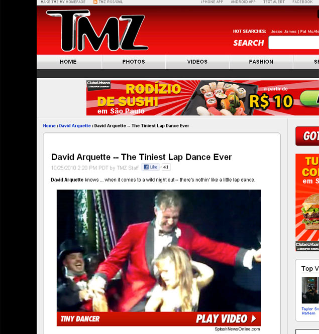 O ator David Arquette se diverte com an vestida de stripper em festa de aniversrio nos Estados Unidos