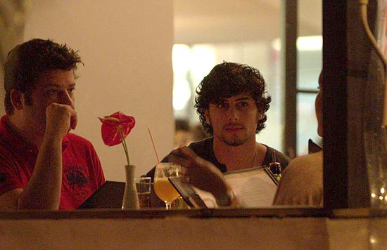 Jesus Luz janta em restaurante no Rio com Fernanda Pontes e seu namorado, Diogo Boni
