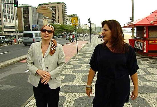 A atriz Drica Moraes (à esq.) é entrevistada pela repórter Renata Ceribelli, no Leblon, no Rio de Janeiro