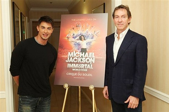 Jamie King, diretor da turn "Michael Jackson The Immortal World Tour" e John Branca, co-gerente do patrimnio de Jackson