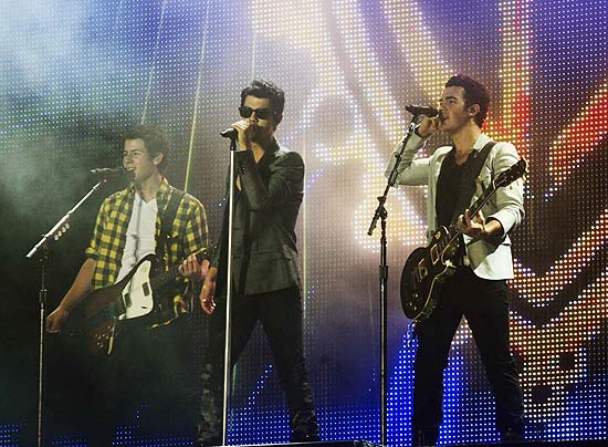 O grupo adolescente norte-americano Jonas Brothers, que se apresenta hoje (6/11) no estádio da Portuguesa