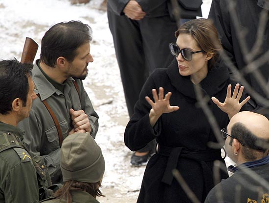 A atriz Angelina Jolie dirige atores durante a filmagem em Budapeste de sua estreia na direo